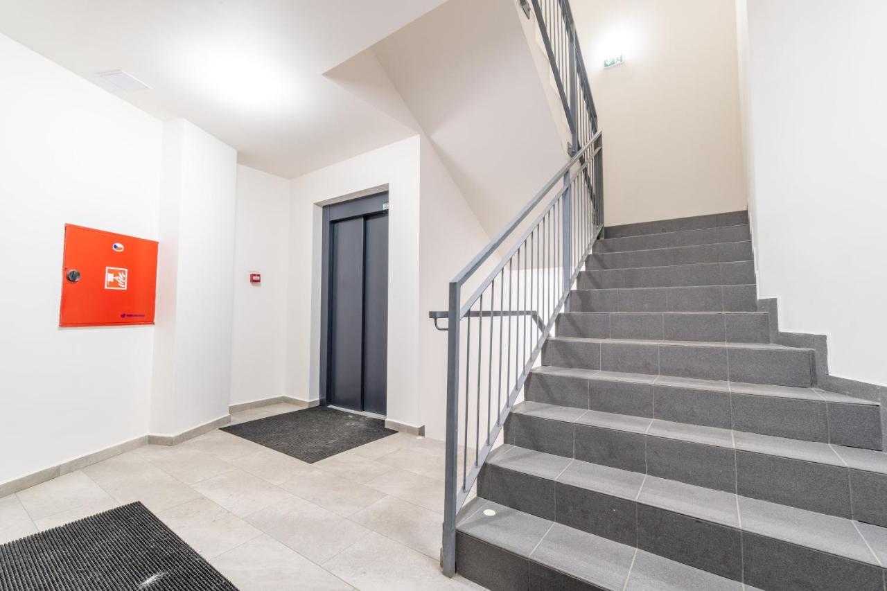 Brand New Studio Apartment # 42 In Brand New Building With Free Parking In The Center Praag Buitenkant foto