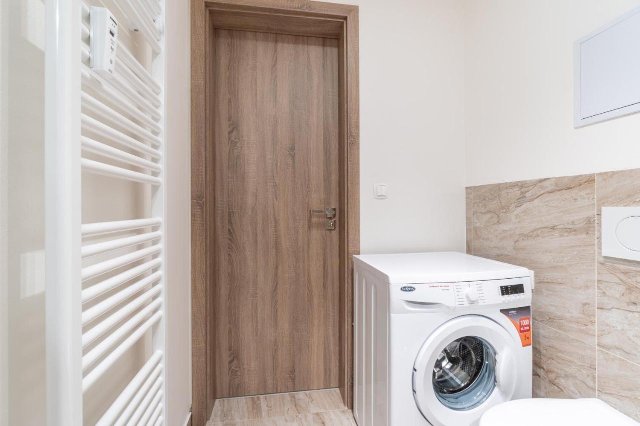 Brand New Studio Apartment # 42 In Brand New Building With Free Parking In The Center Praag Buitenkant foto